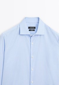 Himmelblau gestreiftes Hemd mit klassischem Kragen und geknöpftem Front, aus glattem Stoff mit weicher Textur.