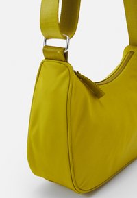 Weekday ZARI BAG - Mala de mão - yellow dark