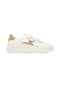 Witte sneakers met een gladde leren afwerking, suède beige accenten, klittenbandsluitingen en een gestreepte rubberen zool. Heeft een bliksemschichtontwerp.