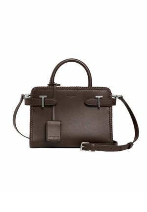 Bolso de mano de cuero marrón oscuro con asa superior, correa de hombro desmontable, bordes cosidos y hebillas de metal en tono plateado sobre un fondo blanco.