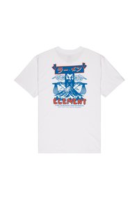 Witte T-shirt met een kleurrijk grafisch ontwerp met blauwe en rode elementen, dat een berg, golven en Japanse tekst afbeeldt.