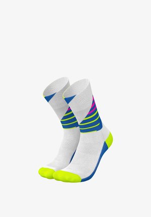 Weiße Sportsocken mit blauen, rosa und neon-gelben Akzenten. Verfügt über geometrische Muster und verstärkte Zehen- und Fersenbereiche.