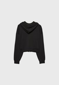 Sudadera negra recortada con capucha ajustable con cordón, puños y dobladillo acanalados. Textura de tela lisa, sin patrones visibles ni detalles metálicos.