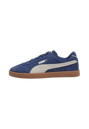 Zapatillas de ante azules con el logo y detalles en blanco de PUMA, suela de goma marrón, punta redonda y cordones planos. Diseño duradero y deportivo.