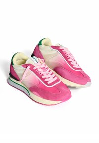 Sneakers rosa e crema realizzati con un mix di materiali scamosciati e sintetici, con suola in gomma, lacci rosa e dettagli verdi nel tallone.