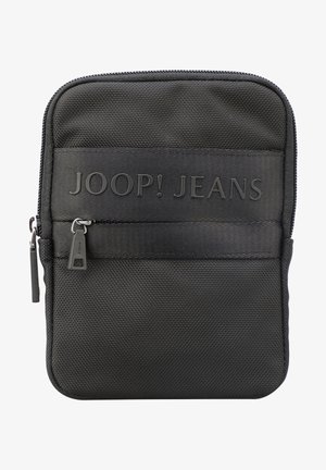 Melnas neilona maisiņš ar rāvējslēdzēju, uz kura ir izsistā "JOOP! JEANS" logo, ar teksturētu virsmu un mazu rāvējslēdzēja vilkni sānos.