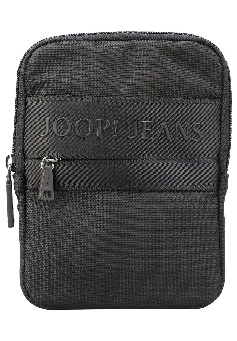 Pochette nera in nylon con zip e logo in rilievo "JOOP! JEANS", caratterizzata da una superficie testurizzata e un piccolo tirante sulla zip laterale.