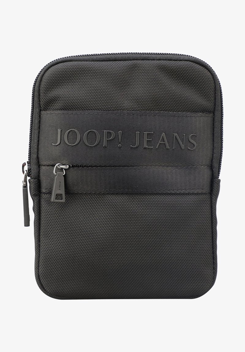 Pochete preta em nylon com fecho de correr e logótipo em relevo "JOOP! JEANS", apresentando uma superfície texturizada e um pequeno puxador de fecho lateral.