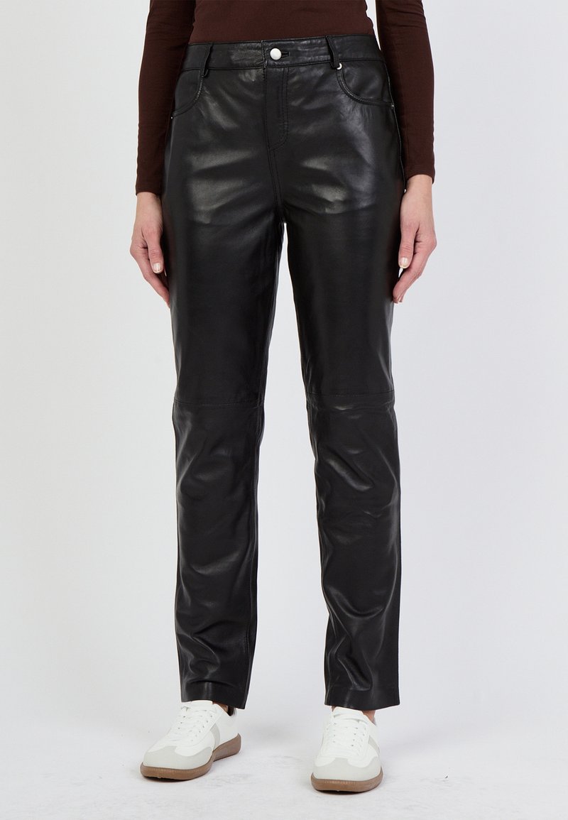 Zwarte leren broek met een strakke, gladde textuur, aansluitend ontwerp en voorzakken. Heeft een knoop- en ritssluiting bij de taille.
