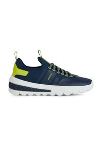 Zapatilla de malla navy con acentos en verde lima, que presenta una suela blanca, cordones redondos y un talón texturizado para agarre y soporte.