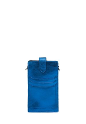 Kleine rechthoekige blauwe leren portemonnee met kaartvakken aan de voorkant en een klepsluiting boven in het midden.