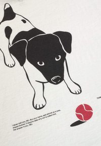 Illustration d’un chien en noir et blanc regardant une balle de tennis rouge avec un petit texte en dessous sur un fond en tissu blanc.