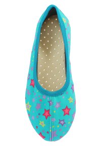 Türkise Ballerinas mit bunten Sternmustern, runder Zehenpartie, strukturiertem Stoff und weichem, beige gepunktetem Innenfutter.