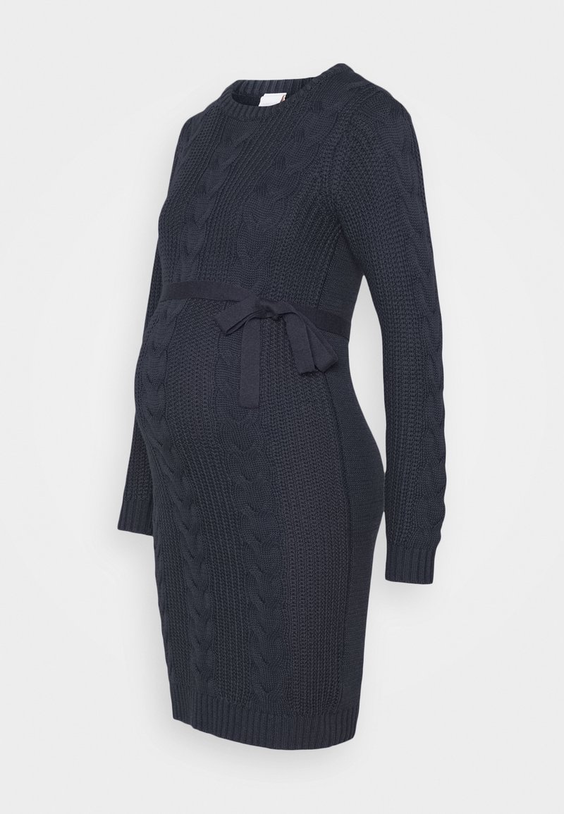 Robe-pull de maternité tricotée bleu marine foncé avec manches longues, motif torsadé et ceinture nouée à la taille.