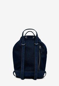 Marinblå denimryggsäck med dubbla topphandtag, en sidokedjeficka och strukturerad tyg för ökad hållbarhet.