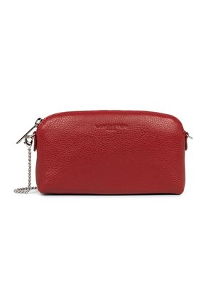 Busta in pelle rossa con texture, dotata di cerniera argentata e dettagli in catena, forma rettangolare con bordi stondati e nome del marchio impresso sul davanti.