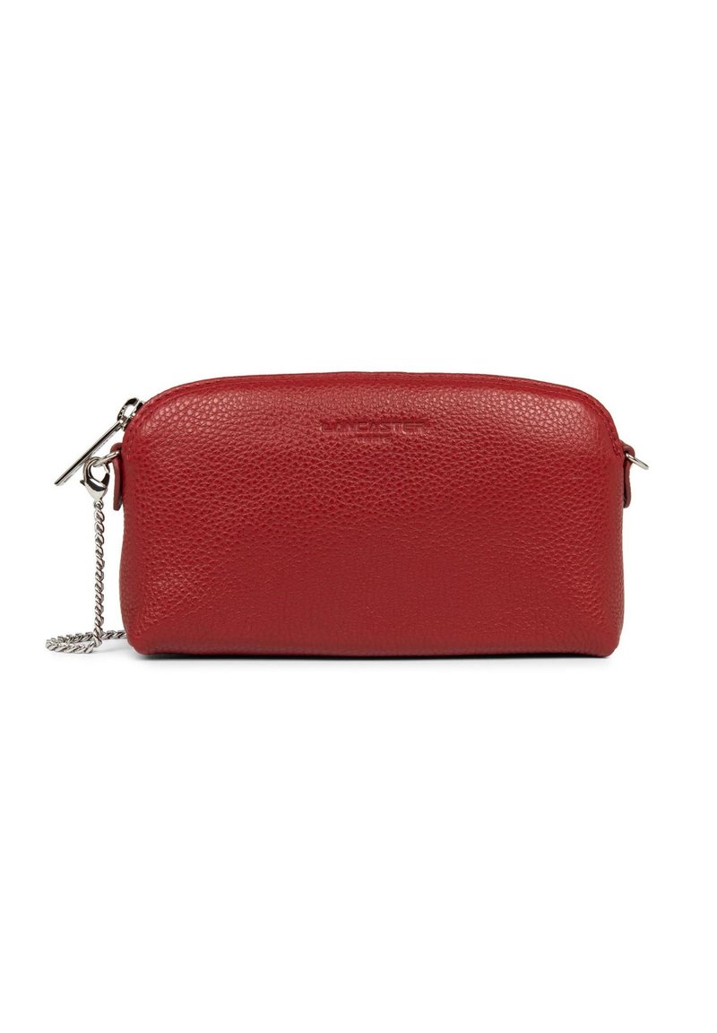 Busta in pelle rossa con texture, dotata di cerniera argentata e dettagli in catena, forma rettangolare con bordi stondati e nome del marchio impresso sul davanti.
