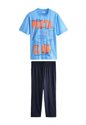 Jasnoniebieska koszulka z krótkim rękawem z pomarańczowym tekstem "Pasta Club" i ilustracjami makaronu, połączona z ciemnoniebieskimi spodniami z sznurkiem.