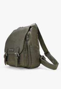 Bolso cruzado de color verde oliva, hecho de nailon suave, con cierre de solapa, dos bolsillos frontales, correa ajustable y detalles en hardware plateado.