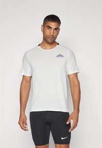 Nike Performance SOLAR CHASE - Športne majice - summit white/black
