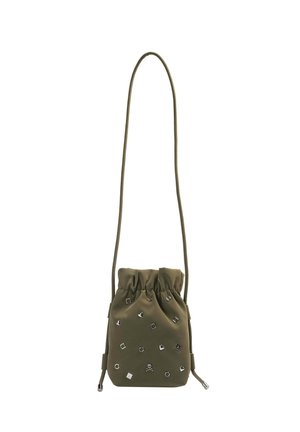 Petit sac bourse vert olive avec une longue sangle, décoré de différents petits clous argentés de formes variées.