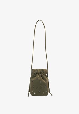 Petit sac bourse vert olive avec une longue sangle, décoré de différents petits clous argentés de formes variées.