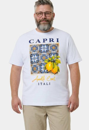 Bärtiger Mann mit Brille, der ein weißes T-Shirt trägt, das blaue Fliesenmuster, zwei Zitronen und den Text "Capri Amalfi Coast Italy" zeigt.