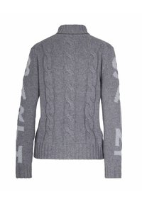 Maglione grigio a maglia grossa con colletto alto, maniche lunghe e grandi lettere bianche parzialmente visibili sulle maniche, mostrato da dietro.