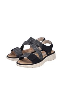 Svart och grå sandal med tygremmar som har en texturerad yta, en dämpad sula och en ljusgummisole.