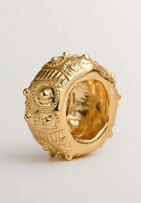 Anillo de banda de oro con superficie texturizada, que presenta patrones en relieve y pequeños acentos decorativos. Interior suave para mayor comodidad al usar.