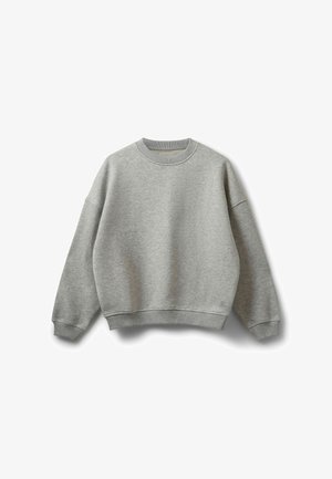 Félhosszú ujjú, világosszürke, kerek nyakú pulóver, bordás ujjak- és derékrésszel, fehér háttéren lefektetve.