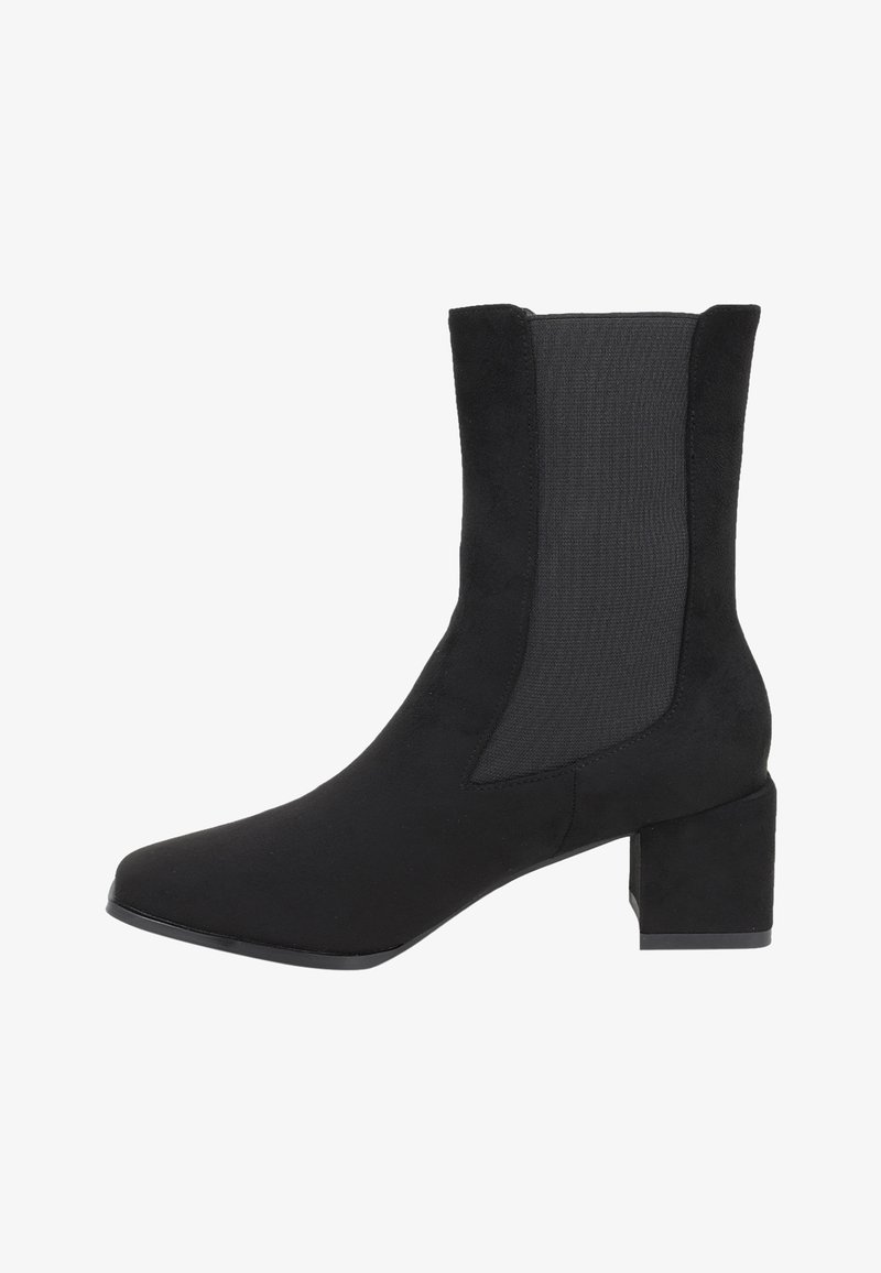 Stivale alla caviglia nero con tacco a blocco, caratterizzato da una finitura in suede liscia e pannelli laterali in tessuto elasticizzato per una facile calzata. Design con punta affilata.