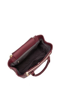 Borsa in pelle bordeaux con esterno texture. Caratterizzata da una zip dorata, tasca interna e rivestimento in tessuto nero. Vista dall'alto aperto.