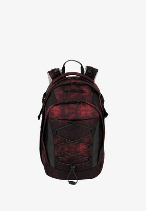 Zaino a motivo rosso e nero con un ampio scomparto principale, spallacci imbottiti e dettaglio in corda elastica sulla parte anteriore.