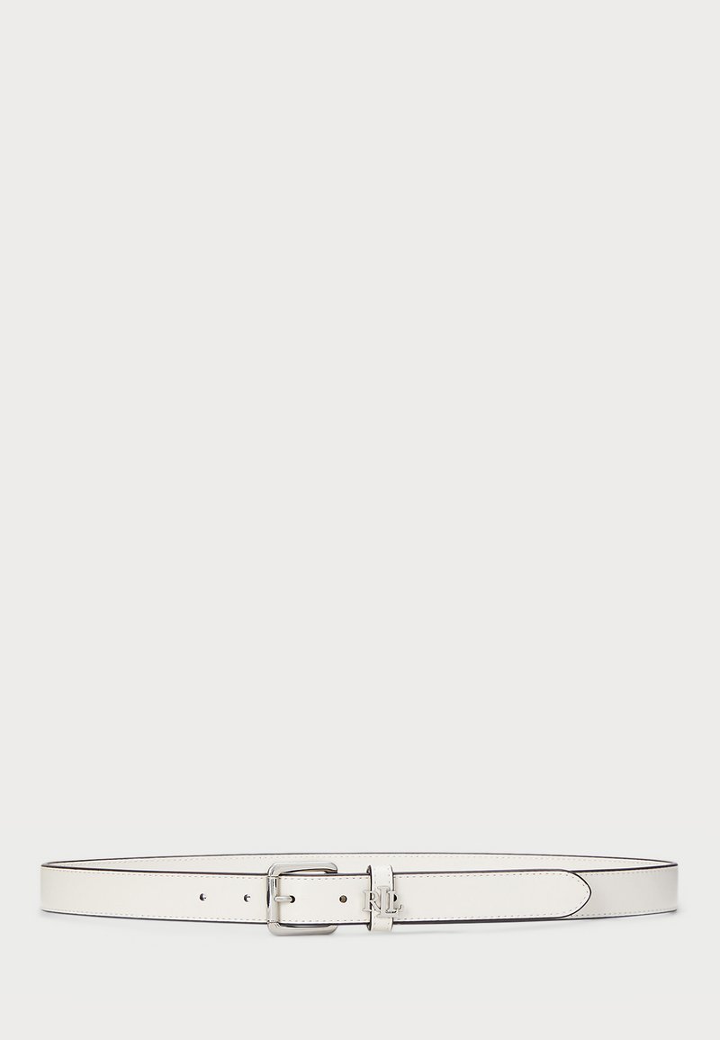 Bijela kožna remen s kopčom od srebrnoga tona i utisnutim logotipom. Ima glatku teksturu i suptilno kontrastno šivanje duž ivica.