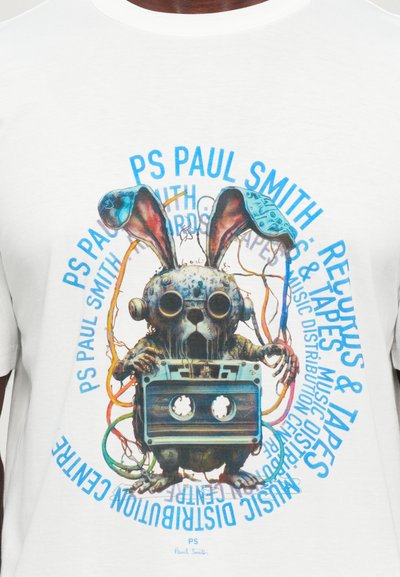 Robot küülik suurte kõrvadega hoiab käes kassettplaati, ümbritsetud sinistest ringikujulistest tekstidest, kus on kirjas "PS Paul Smith, Records & Tapes."