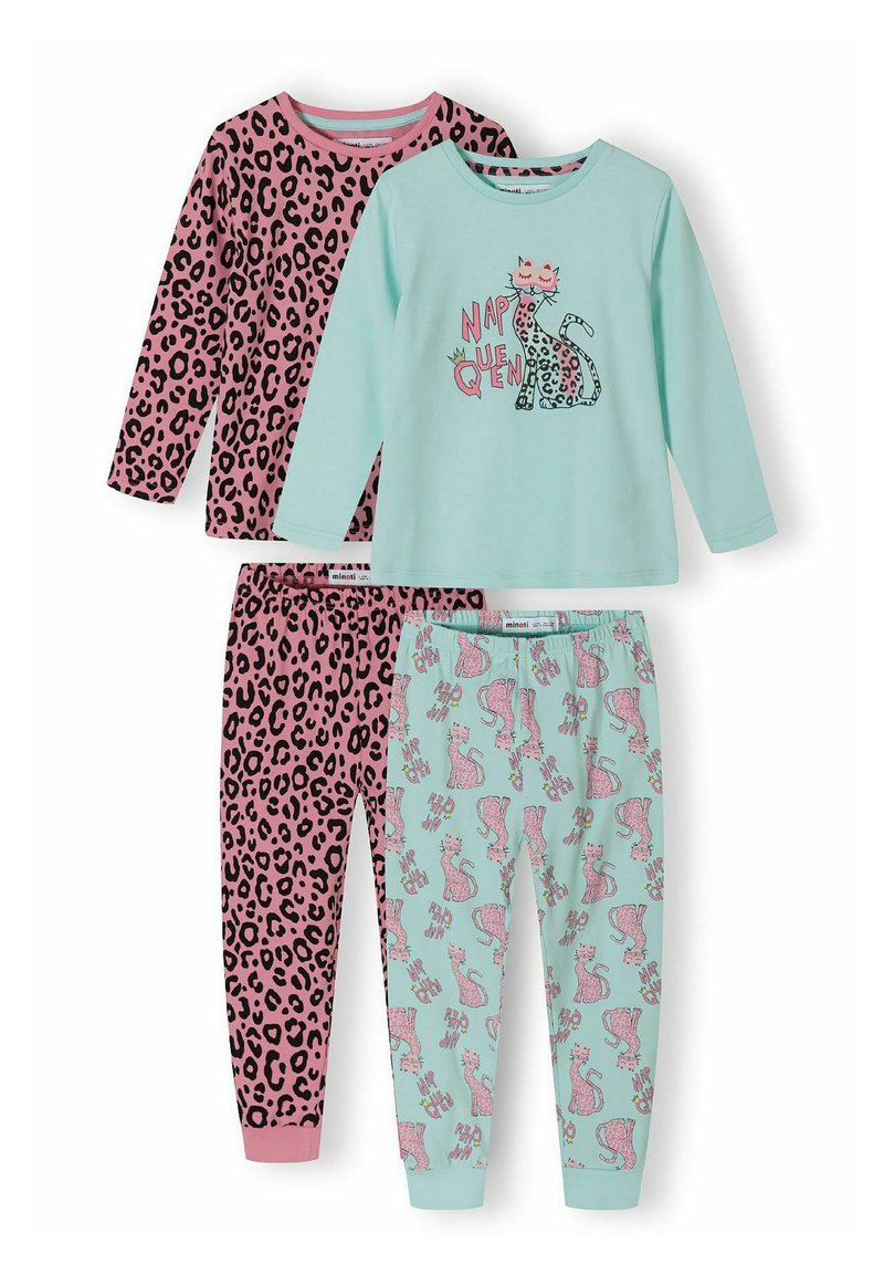 Conjunto de pijama de tres piezas: una camiseta verde menta con gráfico de gato, una camiseta de estampado de leopardo rosa y pantalones a juego con estampado de leopardo rosa y gatos en verde menta.