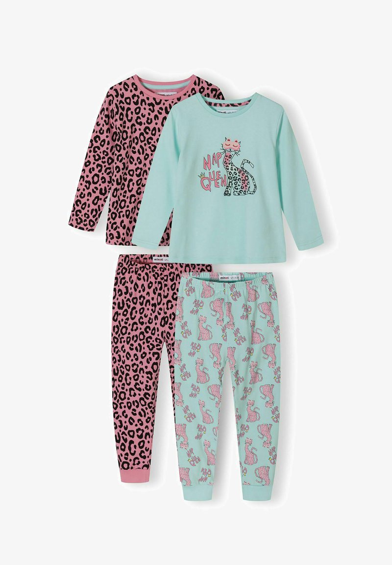 Set de pijamale în trei piese: un top mint cu grafică de pisică, un top roz cu imprimeu leopard și pantaloni asortați roz cu leopard și imprimeu de pisică mint.