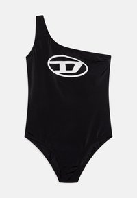 Črn enodelni kopalni kombinezon z asimetričnim naramnicami, izdelan iz gladkega materiala. Na sprednji strani je velik bel logotip. Eleganten in prilegajoč dizajn.