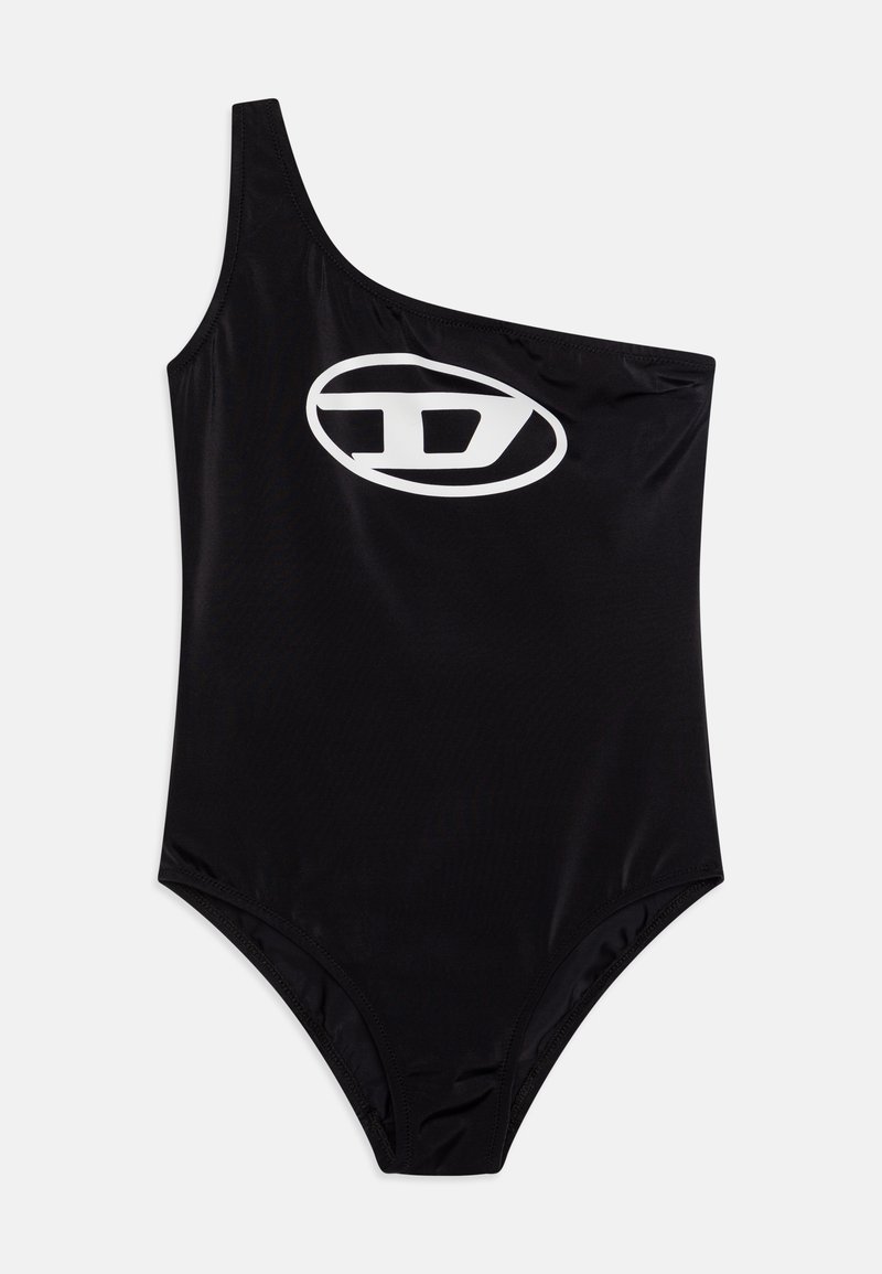 Črn enodelni kopalni kombinezon z asimetričnim naramnicami, izdelan iz gladkega materiala. Na sprednji strani je velik bel logotip. Eleganten in prilegajoč dizajn.