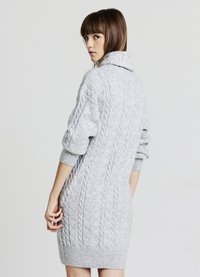 Vestito grigio in maglia a trecce con colletto a risvolto, maniche a metà lunghezza e orlo a coste. Presenta un motivo strutturato lungo il tessuto.