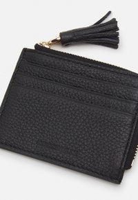 Portafoglio in pelle nera con superficie testurizzata, dotato di più scomparti e di un compartimento con zip, caratterizzato da un accento con frange. Finiture in oro visibili.