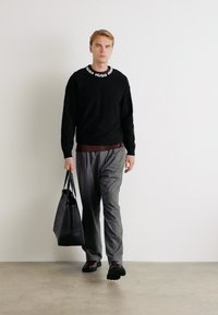 HUGO SMARLO - Strikkegenser - black