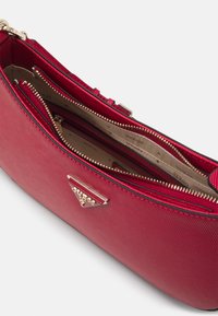 Guess NOELLE TOP ZIP SHOULDER BAG - Borsa a mano - rosso