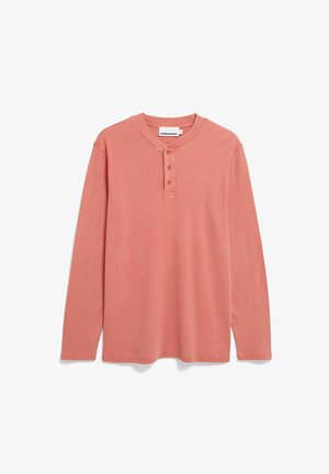 Langarm-Henley-Shirt in staubigem Rosa mit rundem Halsausschnitt und Knopfleiste mit drei Knöpfen, flach auf weißem Hintergrund präsentiert.
