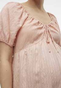 MAMALICIOUS Bluse - peach melba