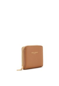 Braunes Leder-Zipper-Portemonnaie mit strukturierter Oberfläche, goldenen Beschlägen und geprägtem Markennamen auf der Vorderseite. Kompakte rechteckige Form.