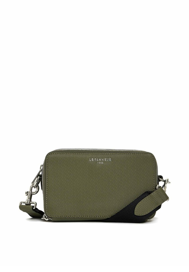 Portafoglio in tessuto verde oliva con finitura texturizzata, caratterizzato da un accento nero e hardware in argento; include una tracolla removibile e chiusura con zip.