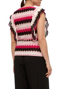Multicolore zigzag gebreide top met gerimpelde mouwen, voornamelijk in roze, wit en zwart, met een getailleerde taille en textiel met structuur.