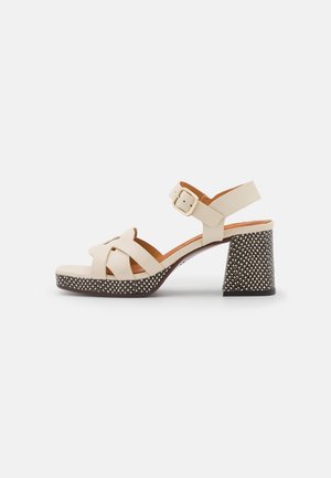 Chie Mihara Sandales à plateforme - off-white